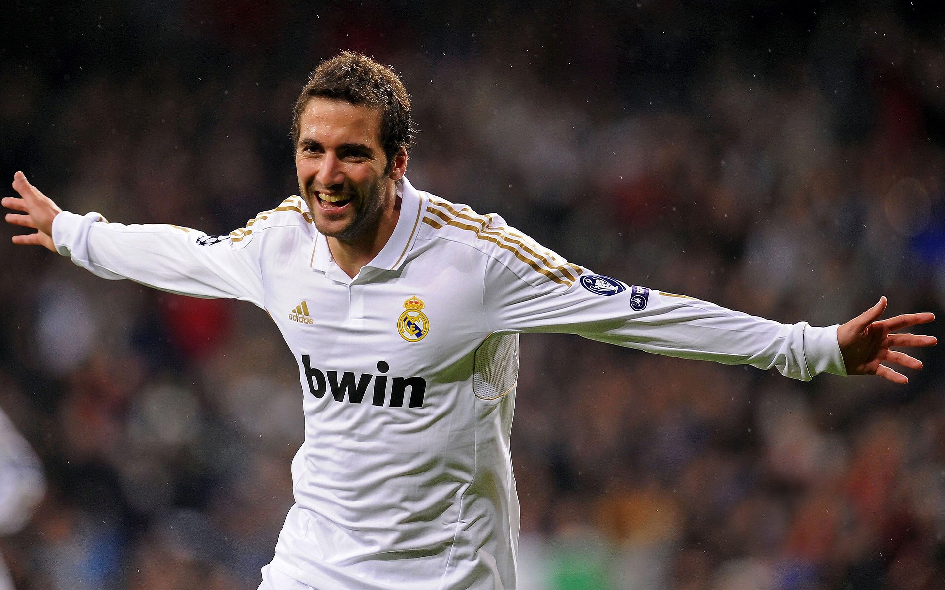 C罗在FPX比赛中问鼎冠军，突破纪录引发热议！